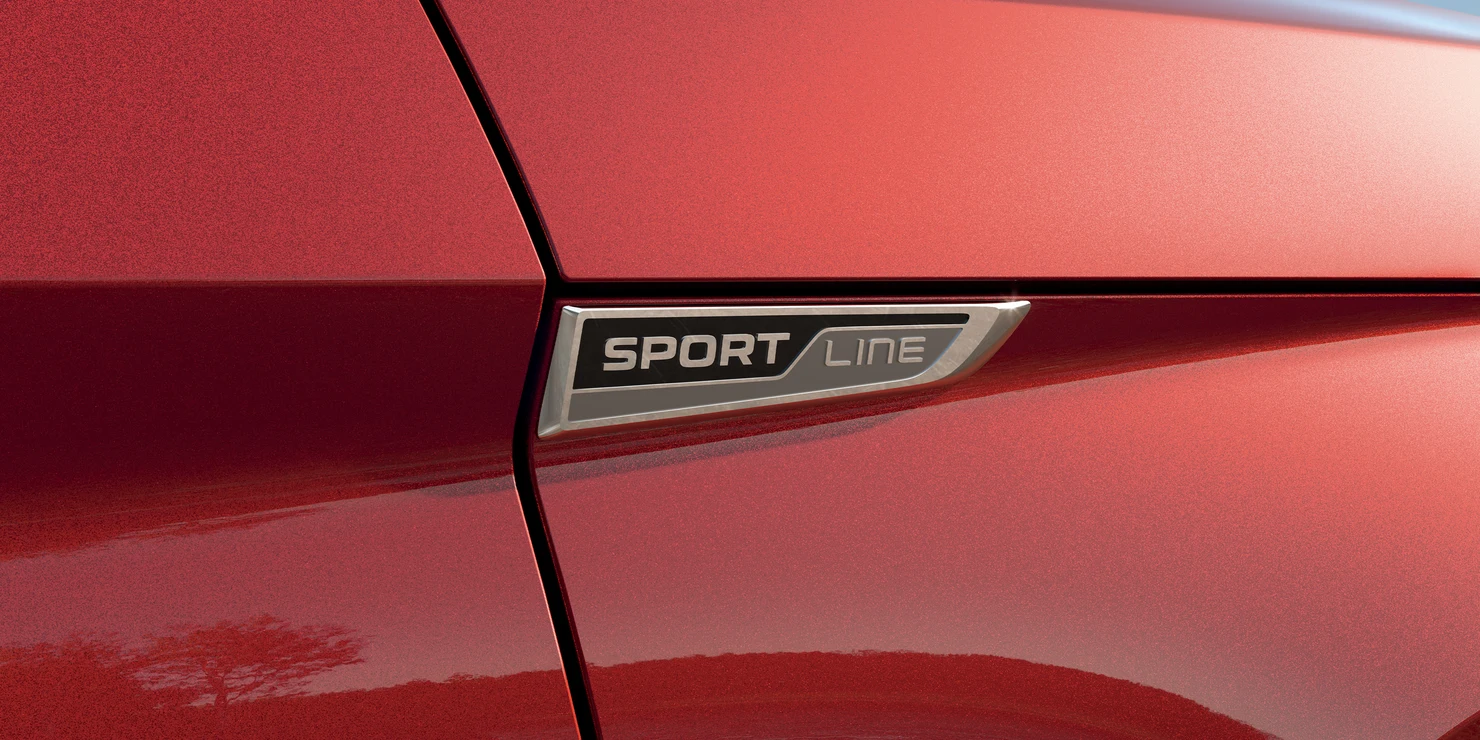 Оба передних крыла автомобиля украшает оригинальная эмблема SportLine.